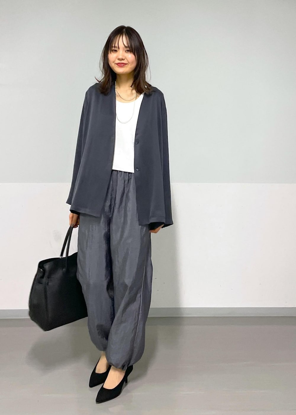 ホワイト系のTシャツ/カットソー、グレー系のその他パンツ、グレー系のノーカラージャケットを着用したレディースの冬コーディネートの7枚目の写真