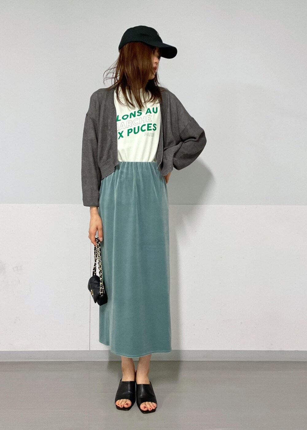 ブラック系のショルダーバッグ、ブラック系のサンダル、グリーン系のTシャツ/カットソーを着用したレディースの夏コーディネートの5枚目の写真