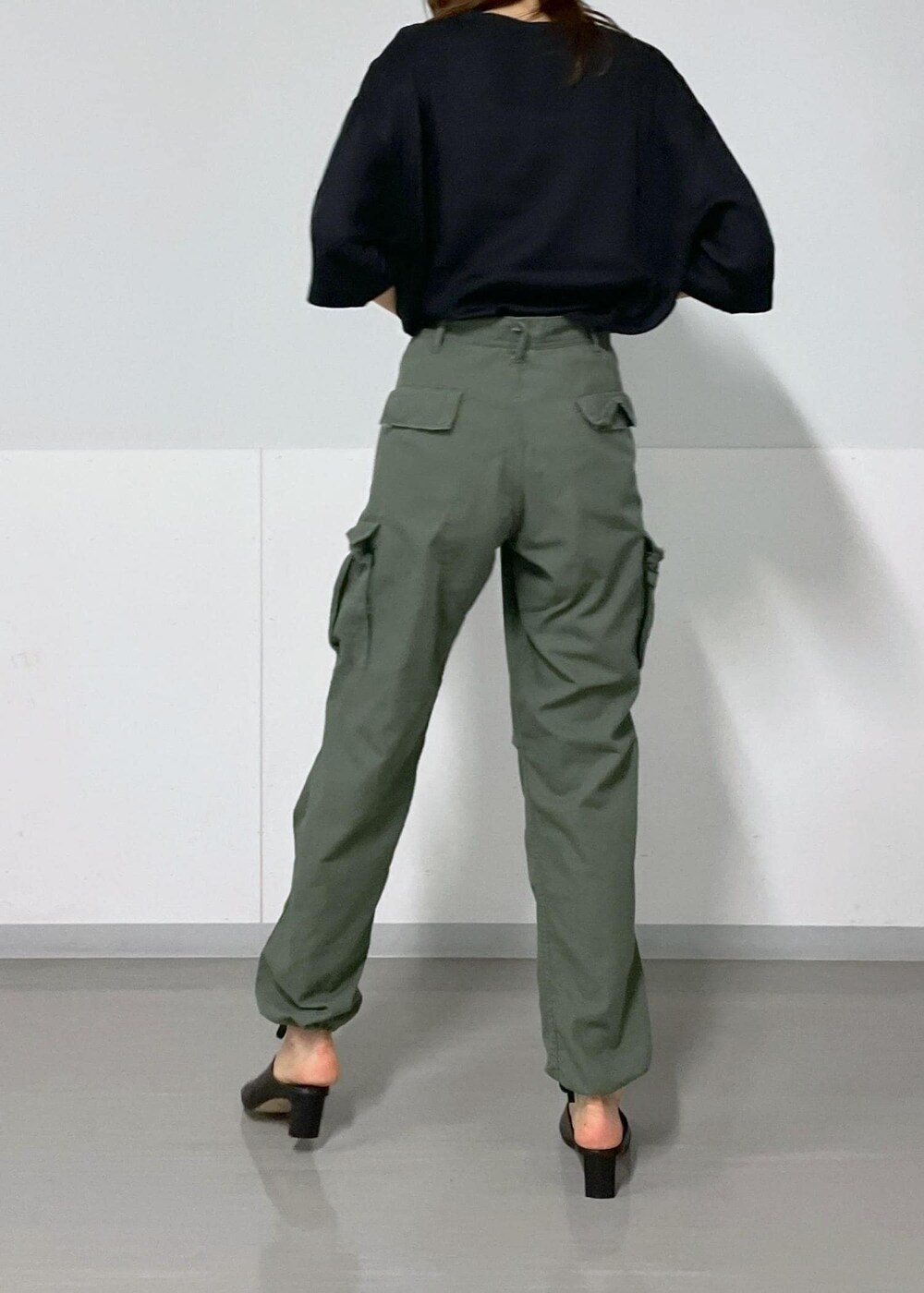 ホワイト系のトートバッグ、ブラック系のサンダル、グリーン系のカーゴパンツを着用したレディースの夏コーディネートの6枚目の写真