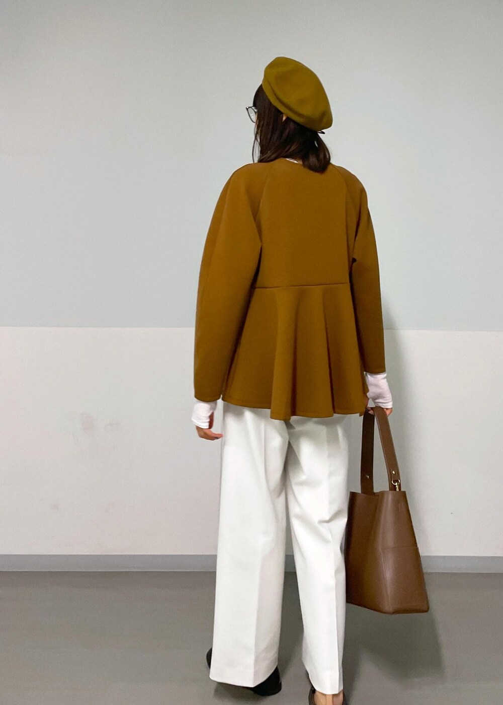 ブルー系のピーコート、ブラウン系のTシャツ/カットソー、ホワイト系のその他パンツを着用したレディースの秋コーディネートの5枚目の写真