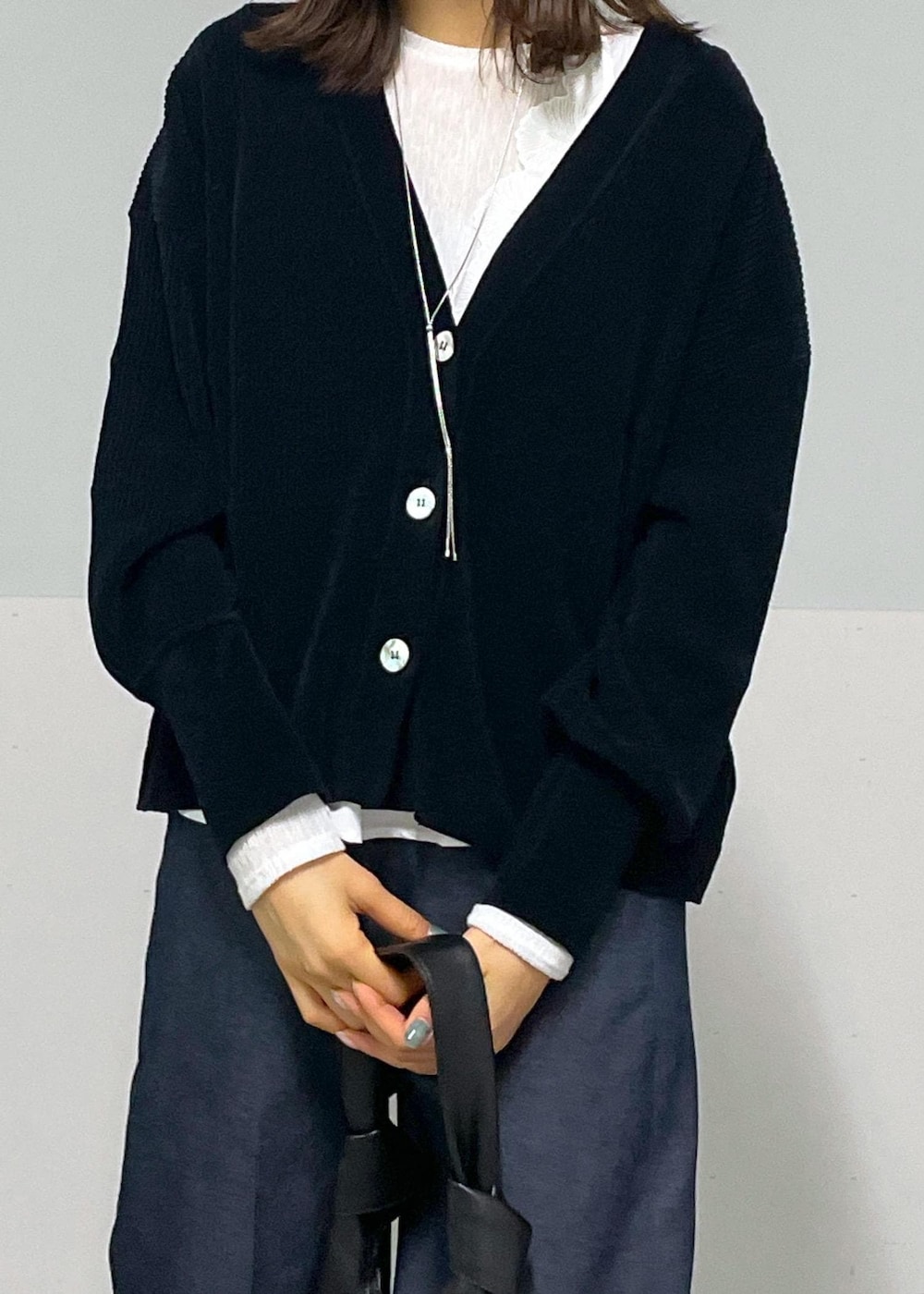 ホワイト系のその他シューズ、ブラック系のトートバッグ、ブラック系のカーディガン/ボレロを着用したレディースの春コーディネートの9枚目の写真