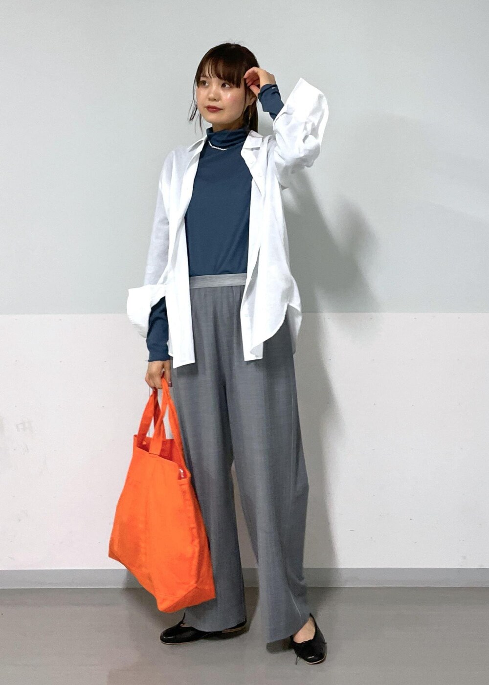 ブルー系のTシャツ/カットソー、グレー系のスラックス、ホワイト系のシャツ/ブラウスを着用したレディースの夏コーディネートの9枚目の写真