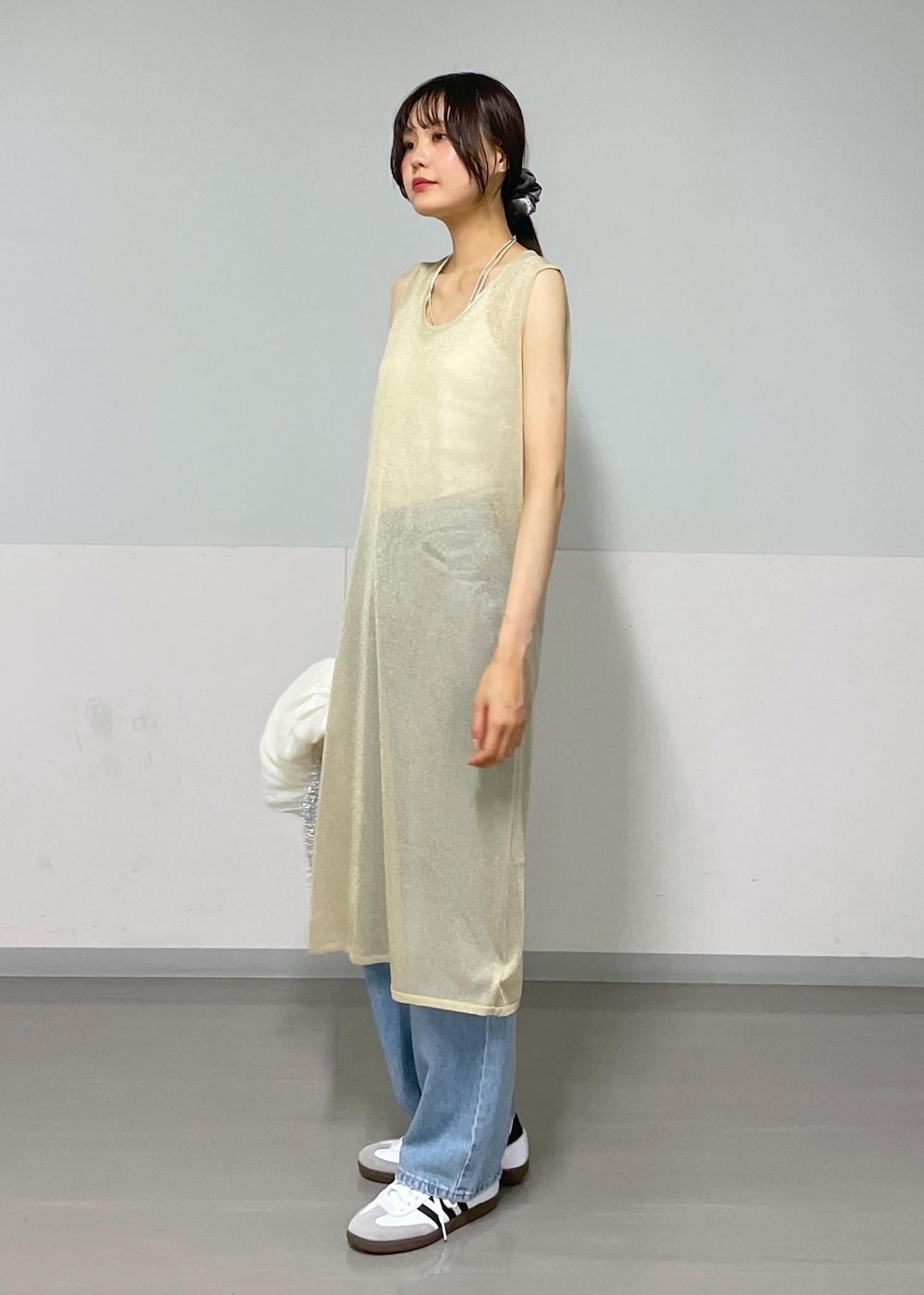 ホワイト系のキャミソール、ホワイト系のブルゾン、シルバー系のハンドバッグを着用したレディースの夏コーディネートの8枚目の写真