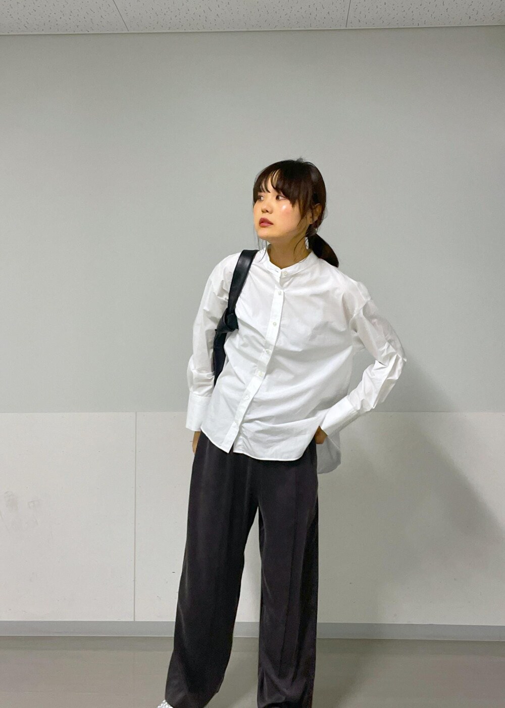 ホワイト系のシャツ/ブラウス、グレー系のその他パンツ、ブラック系のトートバッグを着用したレディースの秋コーディネートの9枚目の写真