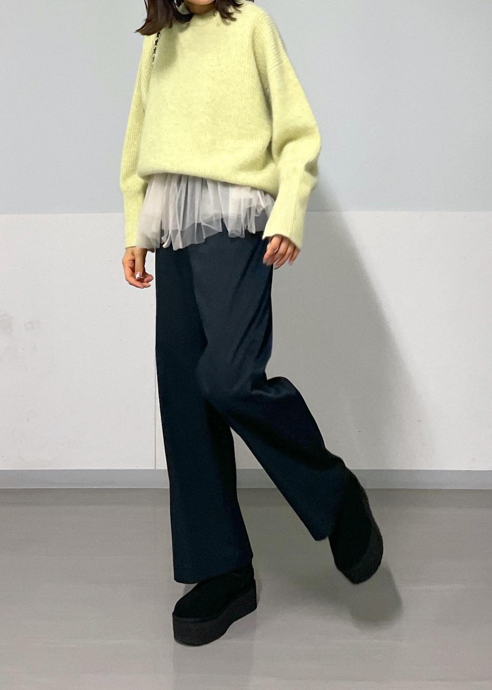 ブラック系のショルダーバッグ、ブラック系のその他パンツ、イエロー系のニット/セーターを着用したレディースの秋コーディネートの10枚目の写真