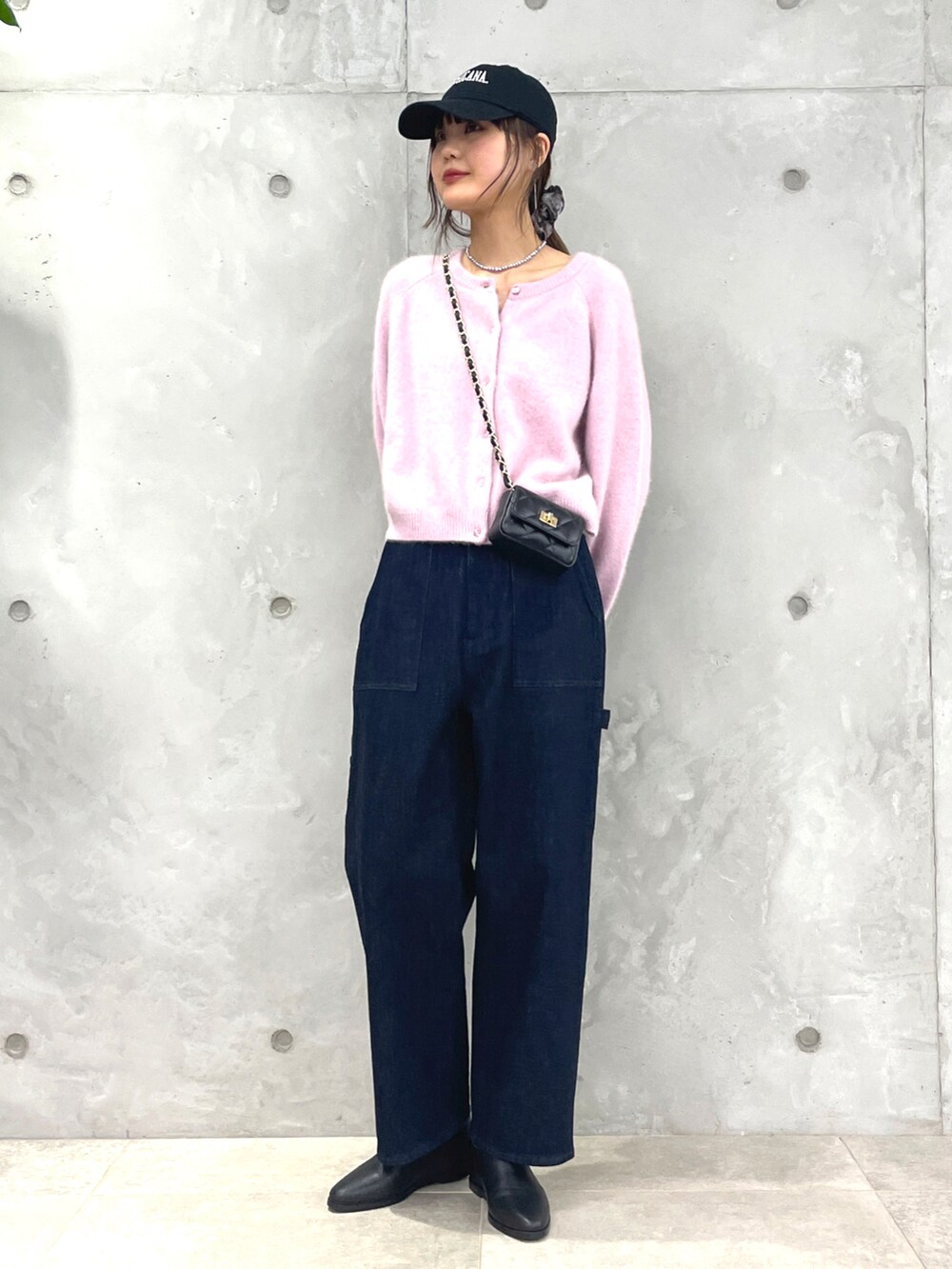 ピンク系のカーディガン/ボレロ、ブルー系のデニムパンツ、ブラック系のブーツを着用したレディースの秋コーディネートの4枚目の写真