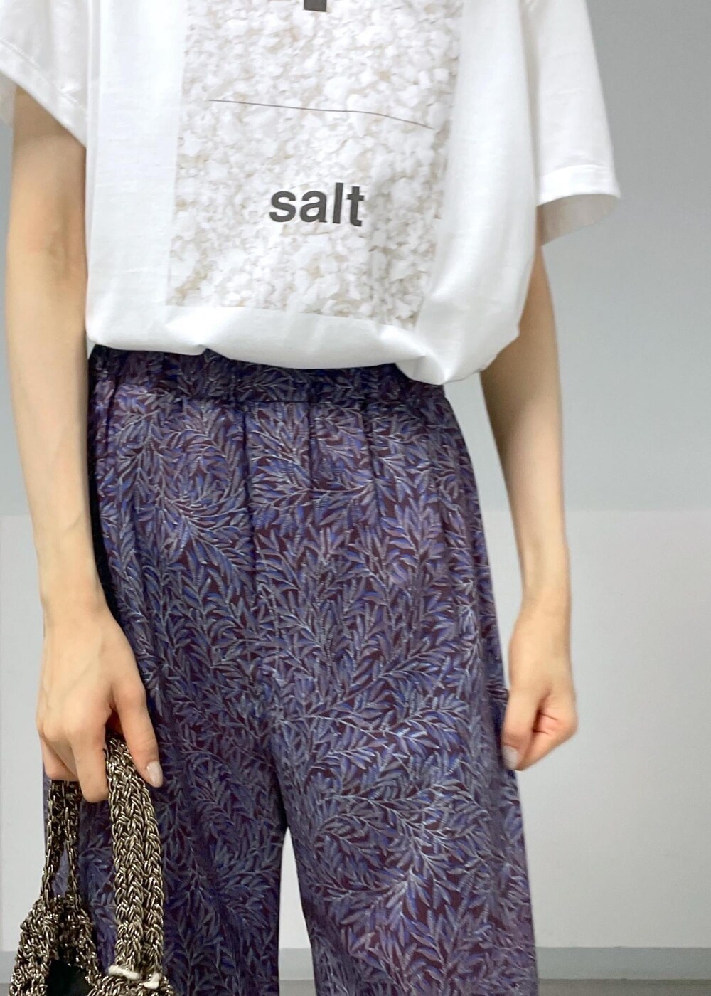 ブラック系のハンドバッグ、ブラウン系のその他パンツ、ブラック系のサンダルを着用したレディースの夏コーディネートの5枚目の写真