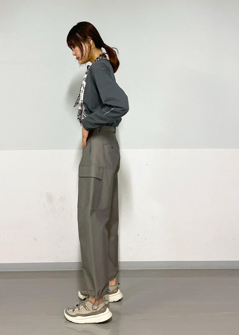 グレー系のTシャツ/カットソー、グレー系のカーゴパンツ、ブラック系のテーラードジャケットを着用したレディースの春コーディネートの9枚目の写真