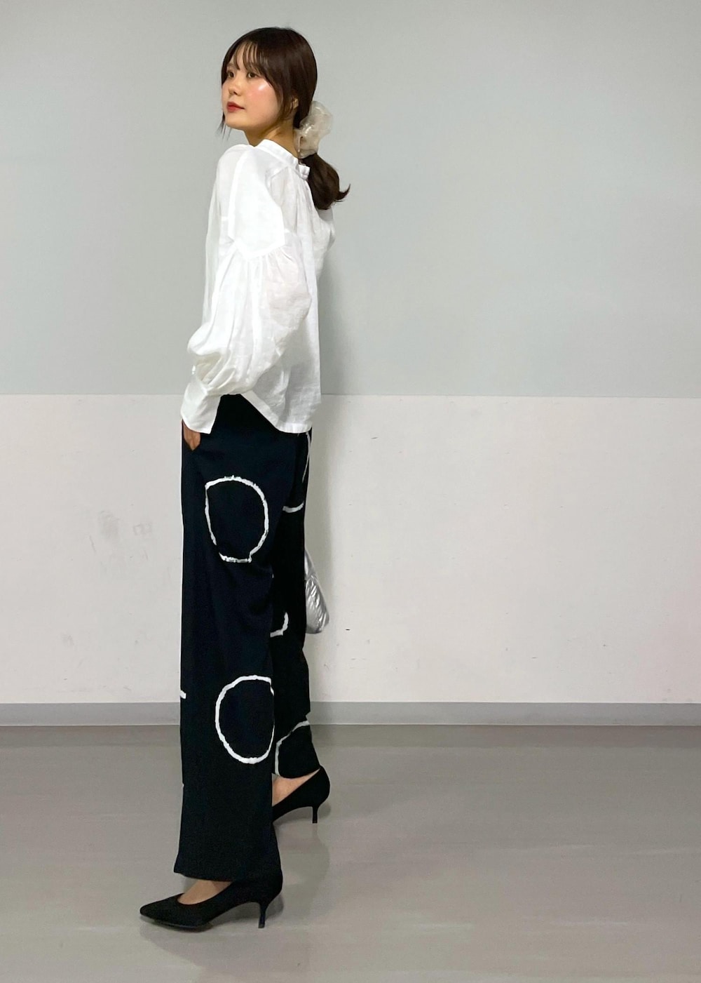 ホワイト系のシャツ/ブラウス、シルバー系のハンドバッグを着用したレディースの春コーディネートの7枚目の写真