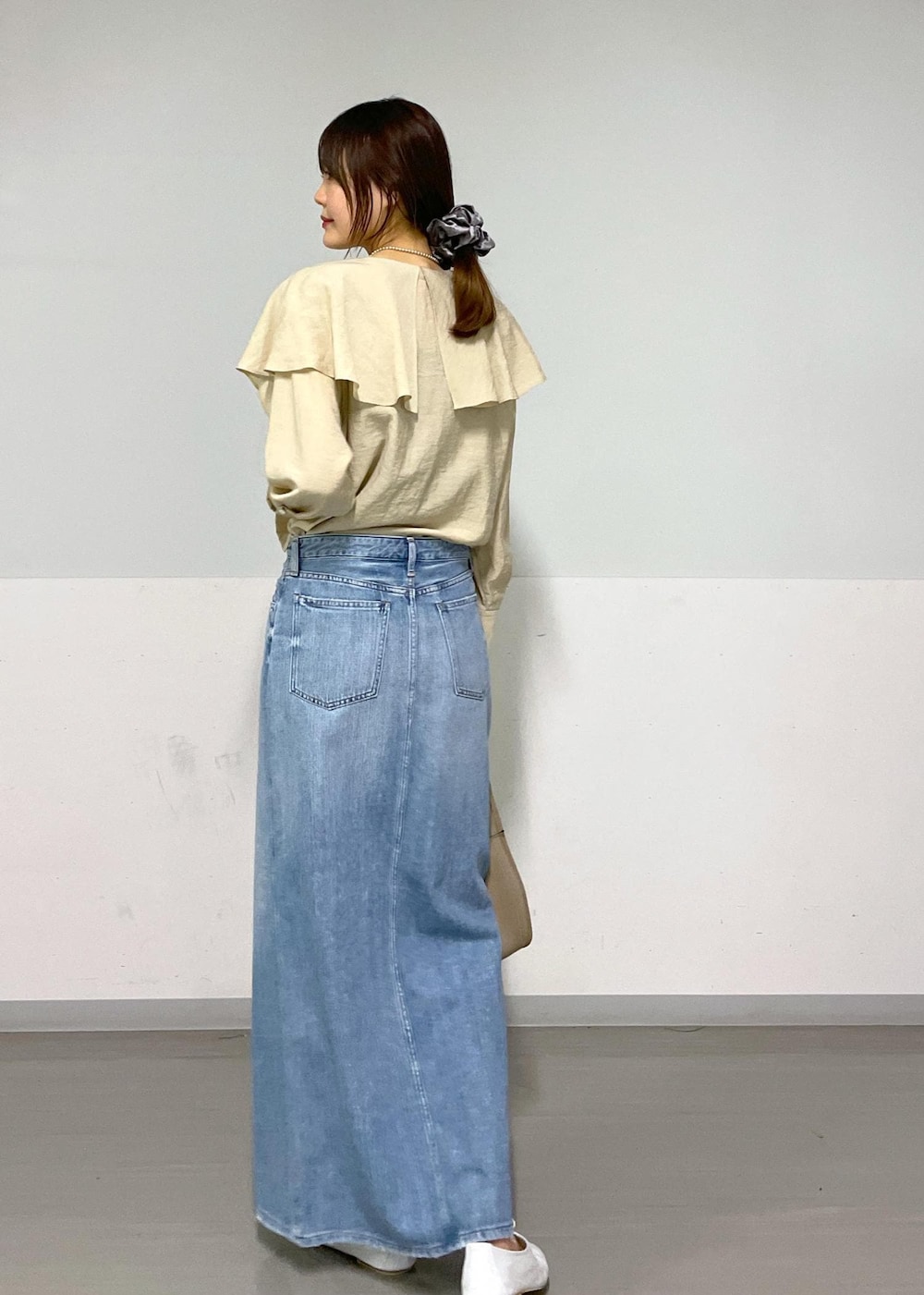 ホワイト系のその他シューズ、ベージュ系のハンドバッグ、ベージュ系のシャツ/ブラウスを着用したレディースの春コーディネートの2枚目の写真