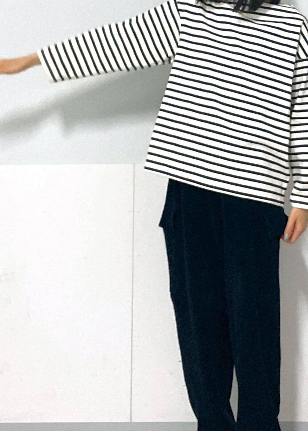 ブラック系のバレエシューズ、ブラック系のカーゴパンツ、ベージュ系のベストを着用したレディースの秋コーディネートの8枚目の写真