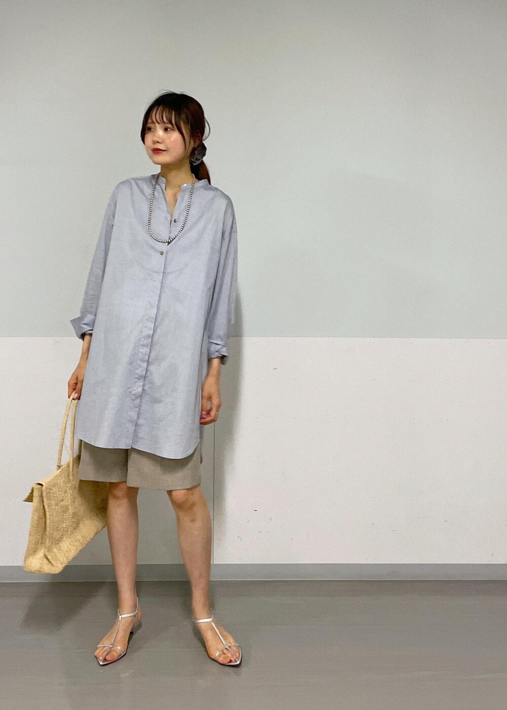 ベージュ系のその他パンツ、シルバー系のサンダル、グレー系のシャツ/ブラウスを着用したレディースの夏コーディネートの2枚目の写真