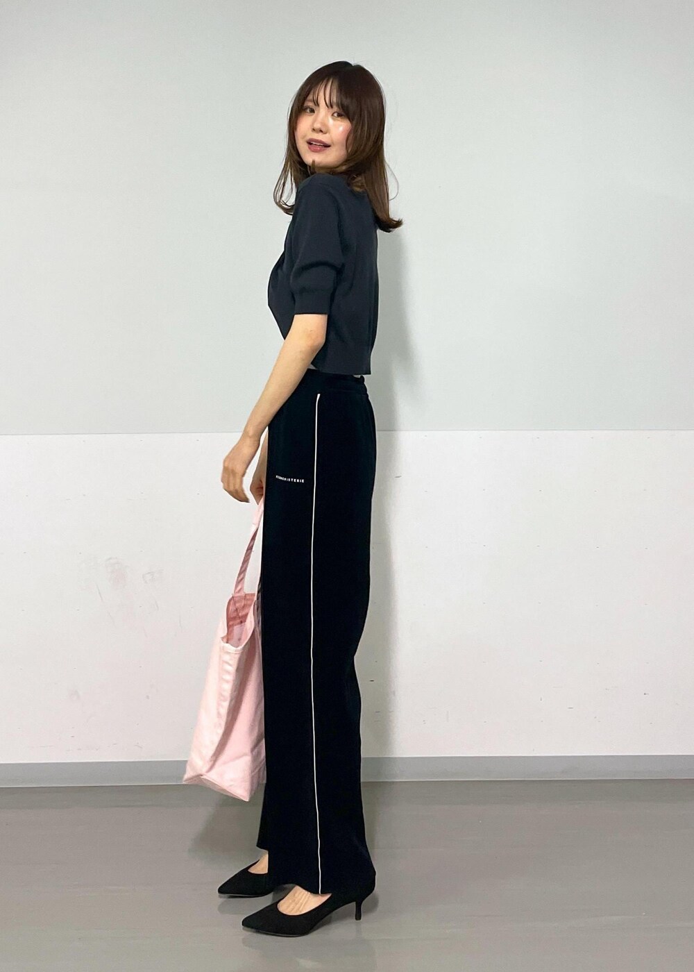 ブラック系のその他パンツ、ホワイト系のキャミソールを着用したレディースの春コーディネートの7枚目の写真