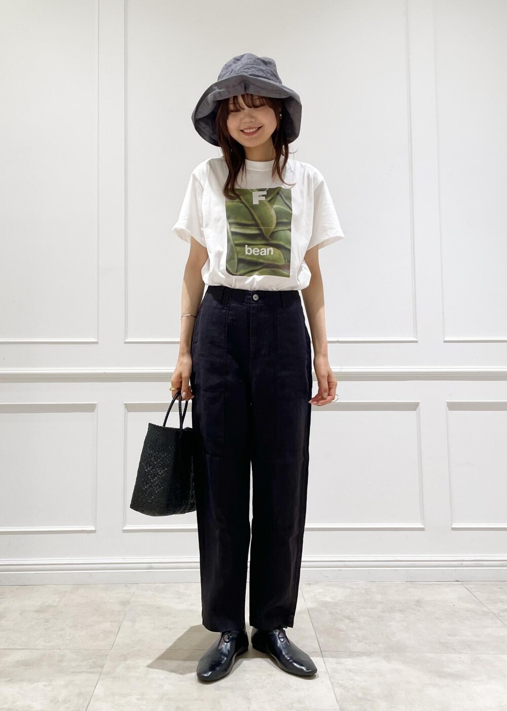 ブラック系のその他パンツ、ホワイト系のTシャツ/カットソー、ブラック系のかごバッグを着用したレディースの春コーディネートの5枚目の写真