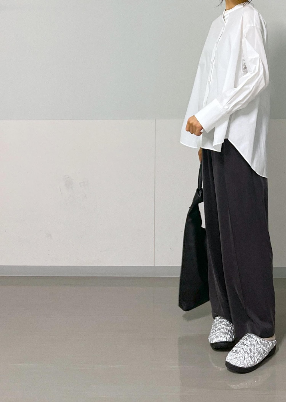 ホワイト系のシャツ/ブラウス、グレー系のその他パンツ、ブラック系のトートバッグを着用したレディースの秋コーディネートの2枚目の写真
