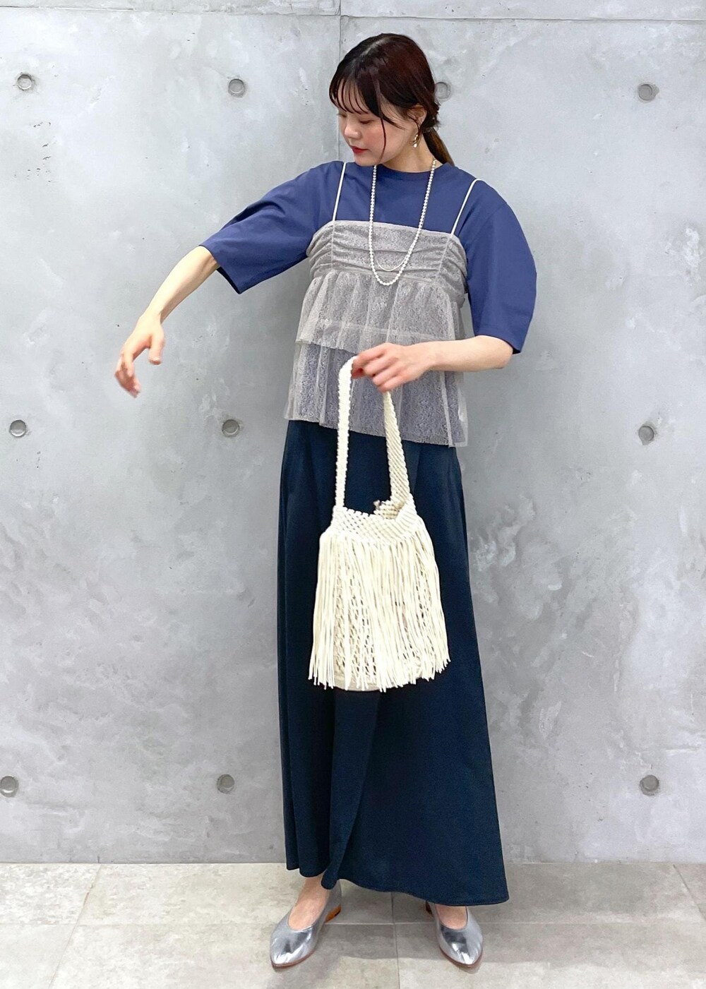 ホワイト系のハンドバッグ、ブルー系のTシャツ/カットソー、ブラウン系のキャミソールを着用したレディースの春コーディネートの7枚目の写真