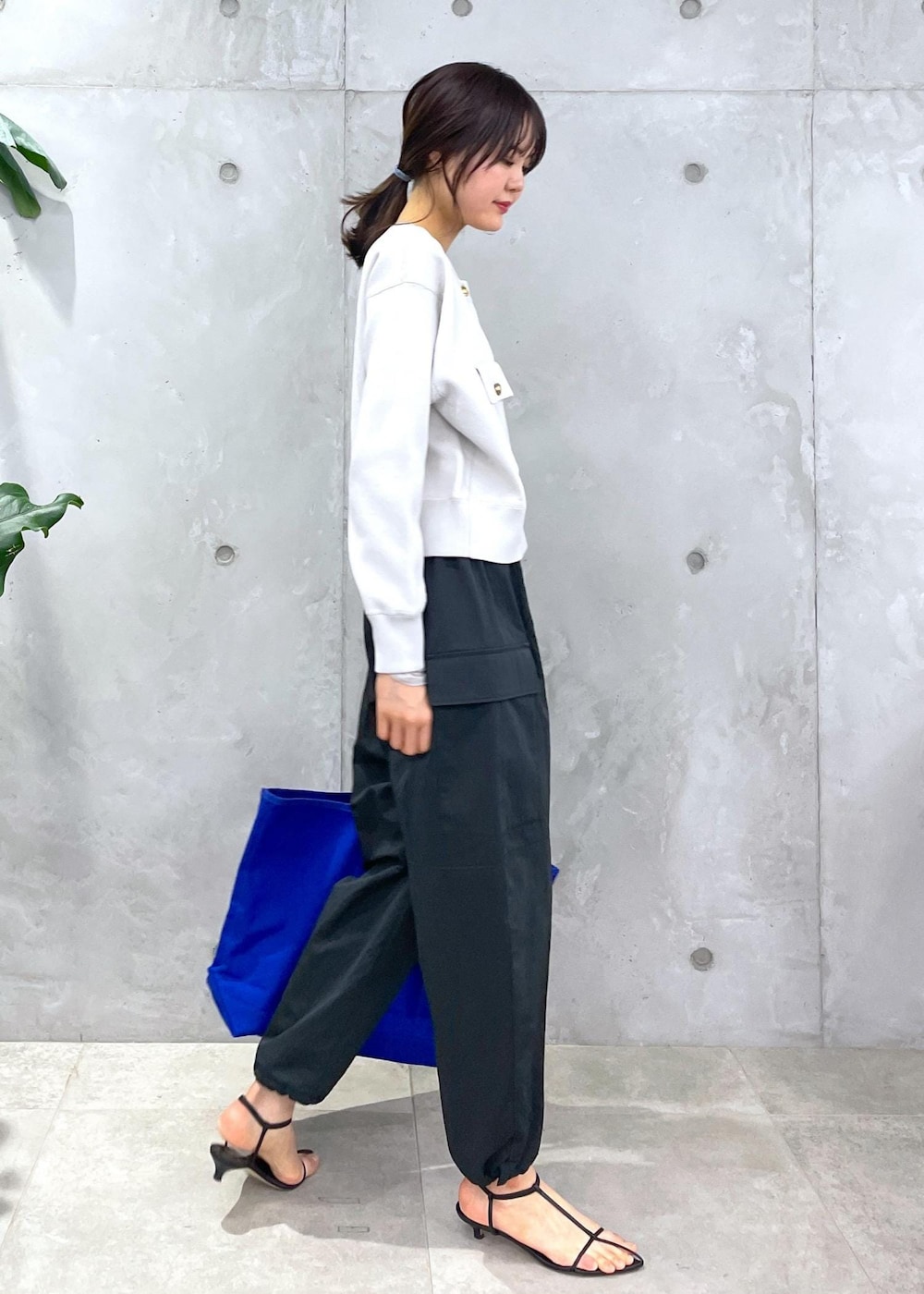 グレー系のTシャツ/カットソー、ブラック系のカーゴパンツ、グレー系のカーディガン/ボレロを着用したレディースの冬コーディネートの9枚目の写真