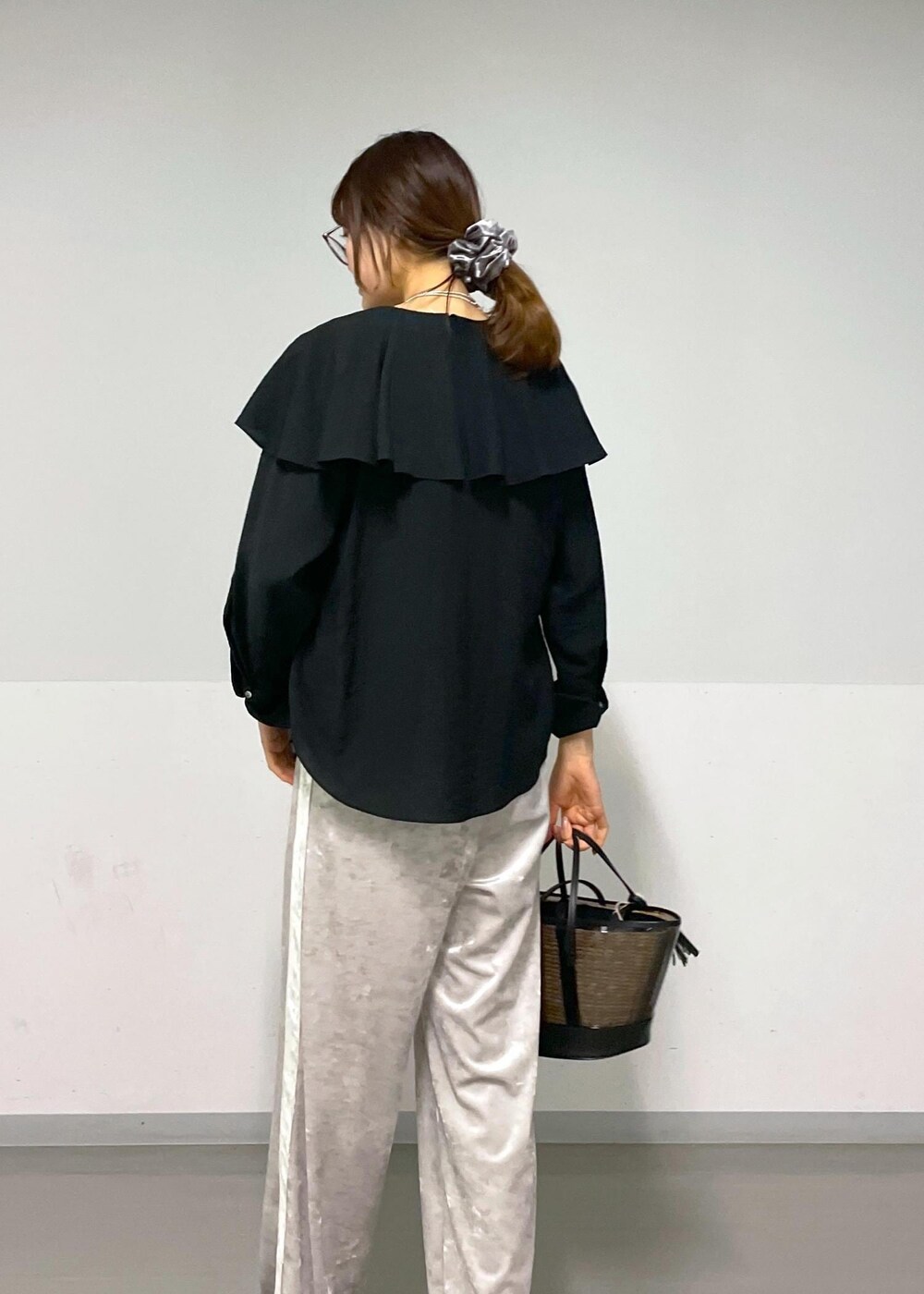 グレー系のタンクトップ、ブラック系のシャツ/ブラウス、ベージュ系のその他パンツを着用したレディースの春コーディネートの5枚目の写真