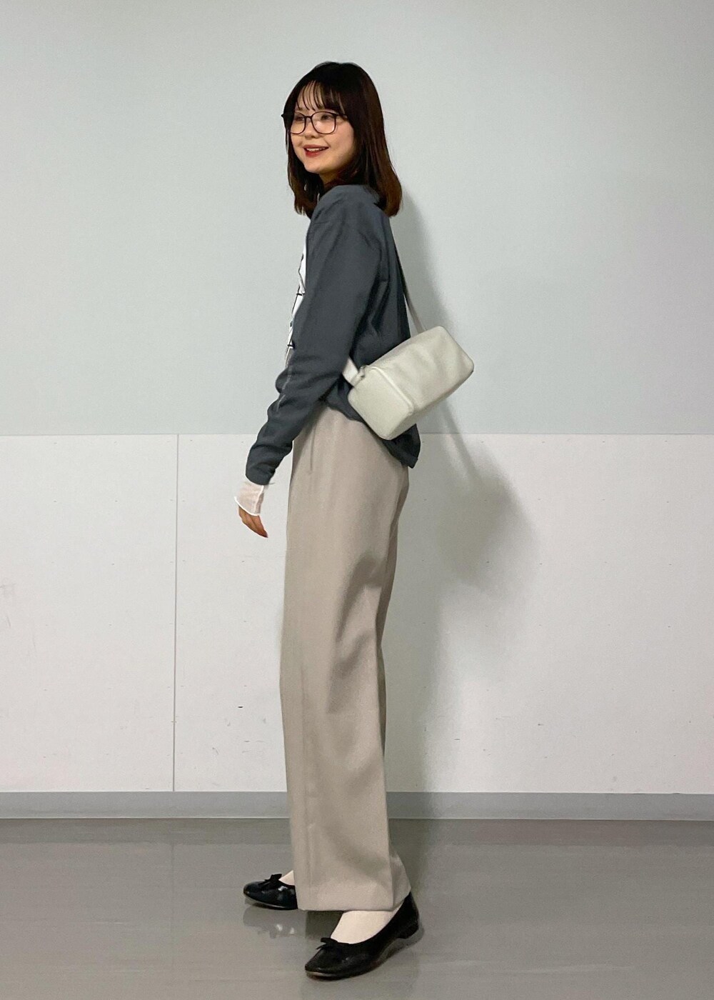 グレー系のショルダーバッグ、ベージュ系のその他パンツ、グレー系のTシャツ/カットソーを着用したレディースの秋コーディネートの6枚目の写真