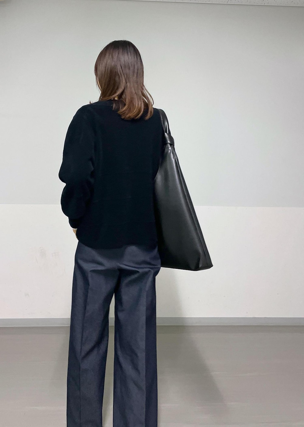 ホワイト系のその他シューズ、ブラック系のトートバッグ、ブラック系のカーディガン/ボレロを着用したレディースの春コーディネートの5枚目の写真