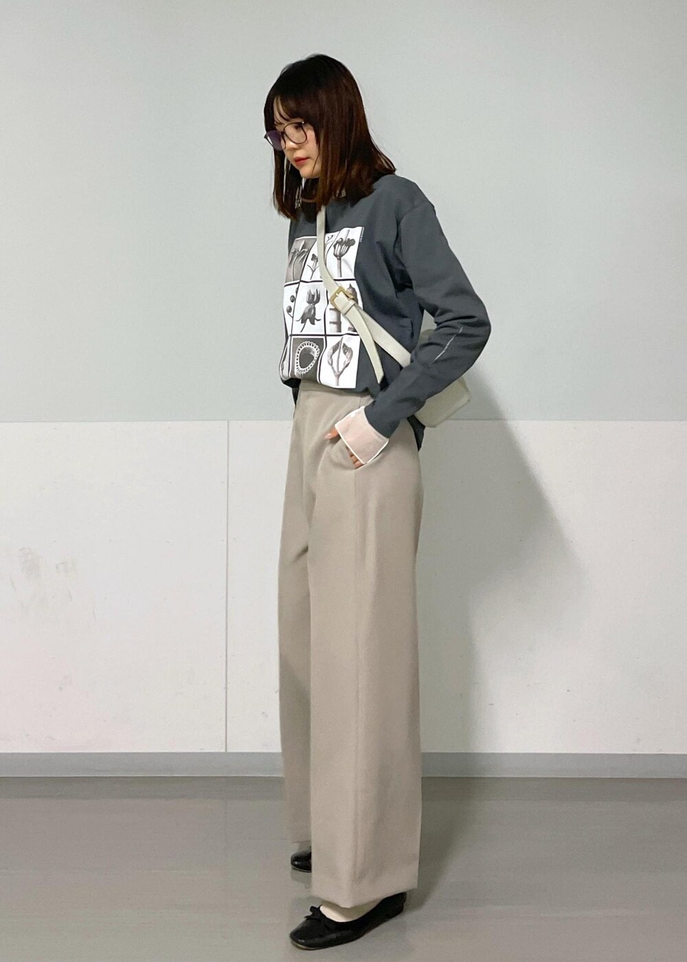 グレー系のショルダーバッグ、ベージュ系のその他パンツ、グレー系のTシャツ/カットソーを着用したレディースの秋コーディネートの3枚目の写真