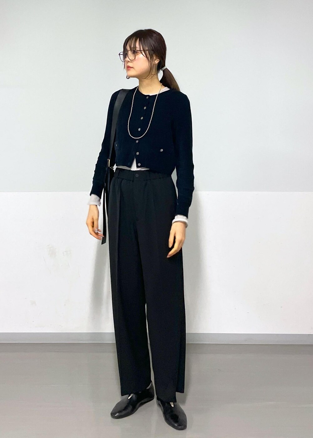 ブラック系のカーディガン/ボレロ、グレー系のTシャツ/カットソー、ブラック系のショルダーバッグを着用したレディースの春コーディネートの9枚目の写真