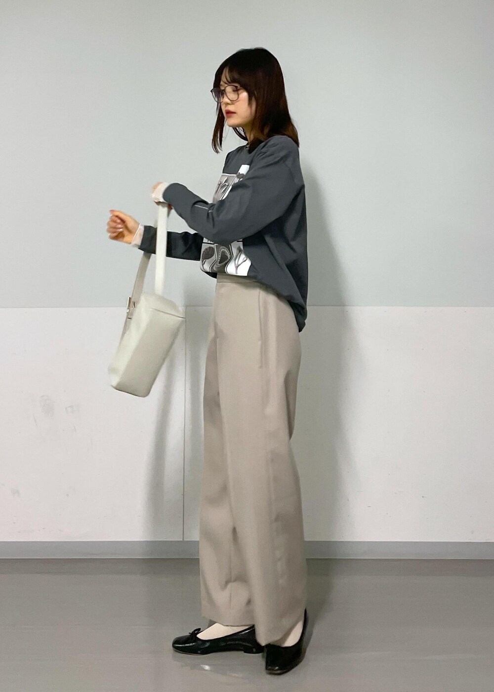 グレー系のショルダーバッグ、ベージュ系のその他パンツ、グレー系のTシャツ/カットソーを着用したレディースの秋コーディネートの7枚目の写真