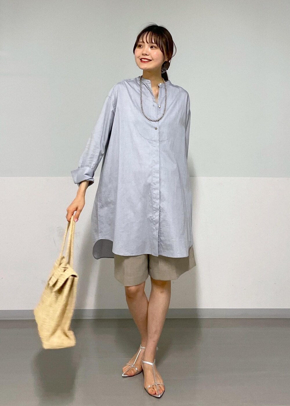 ベージュ系のその他パンツ、シルバー系のサンダル、グレー系のシャツ/ブラウスを着用したレディースの夏コーディネートの7枚目の写真