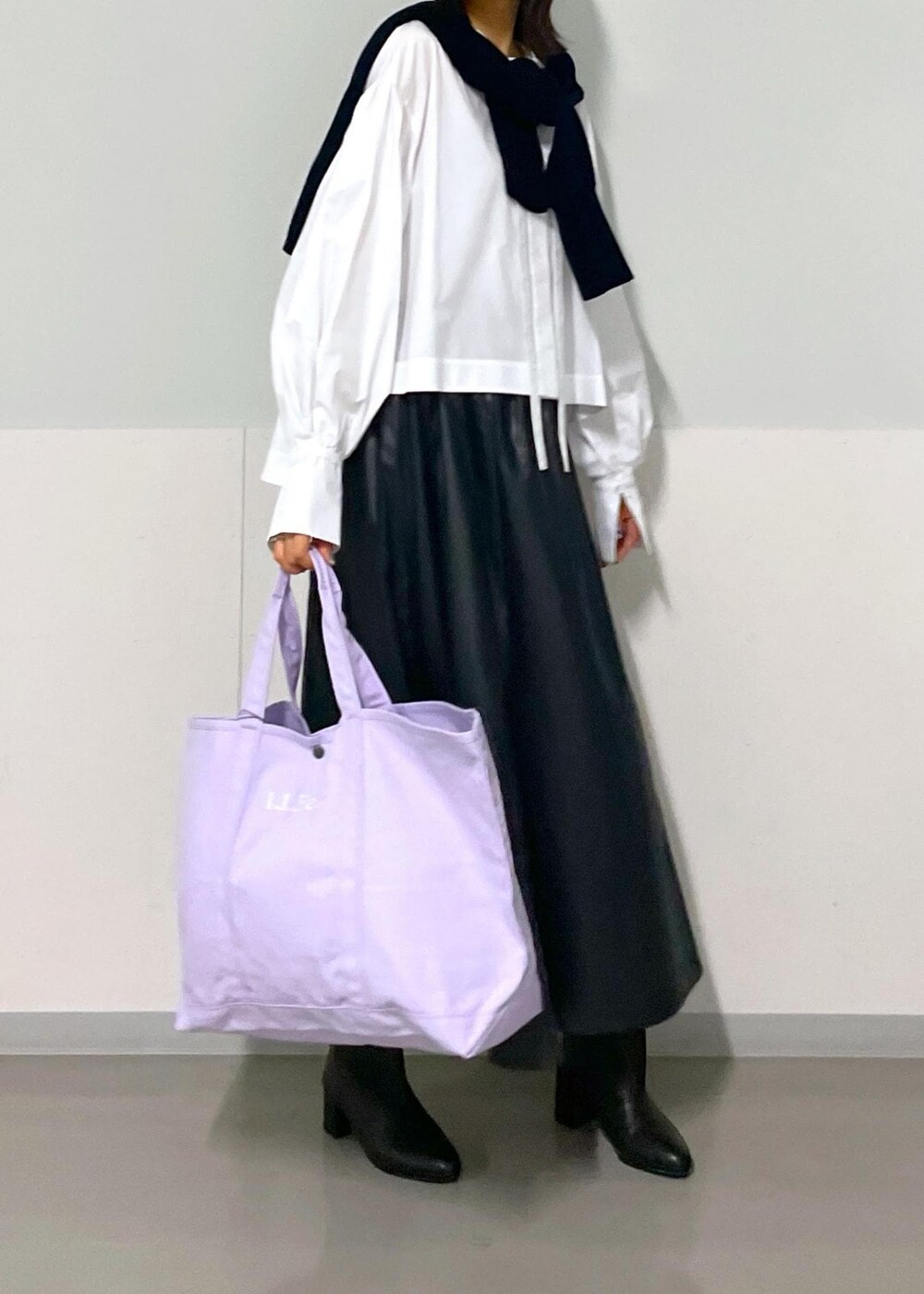 ブラック系のスカート、ブラック系のカーディガン/ボレロ、ホワイト系のシャツ/ブラウスを着用したレディースの秋コーディネートの2枚目の写真