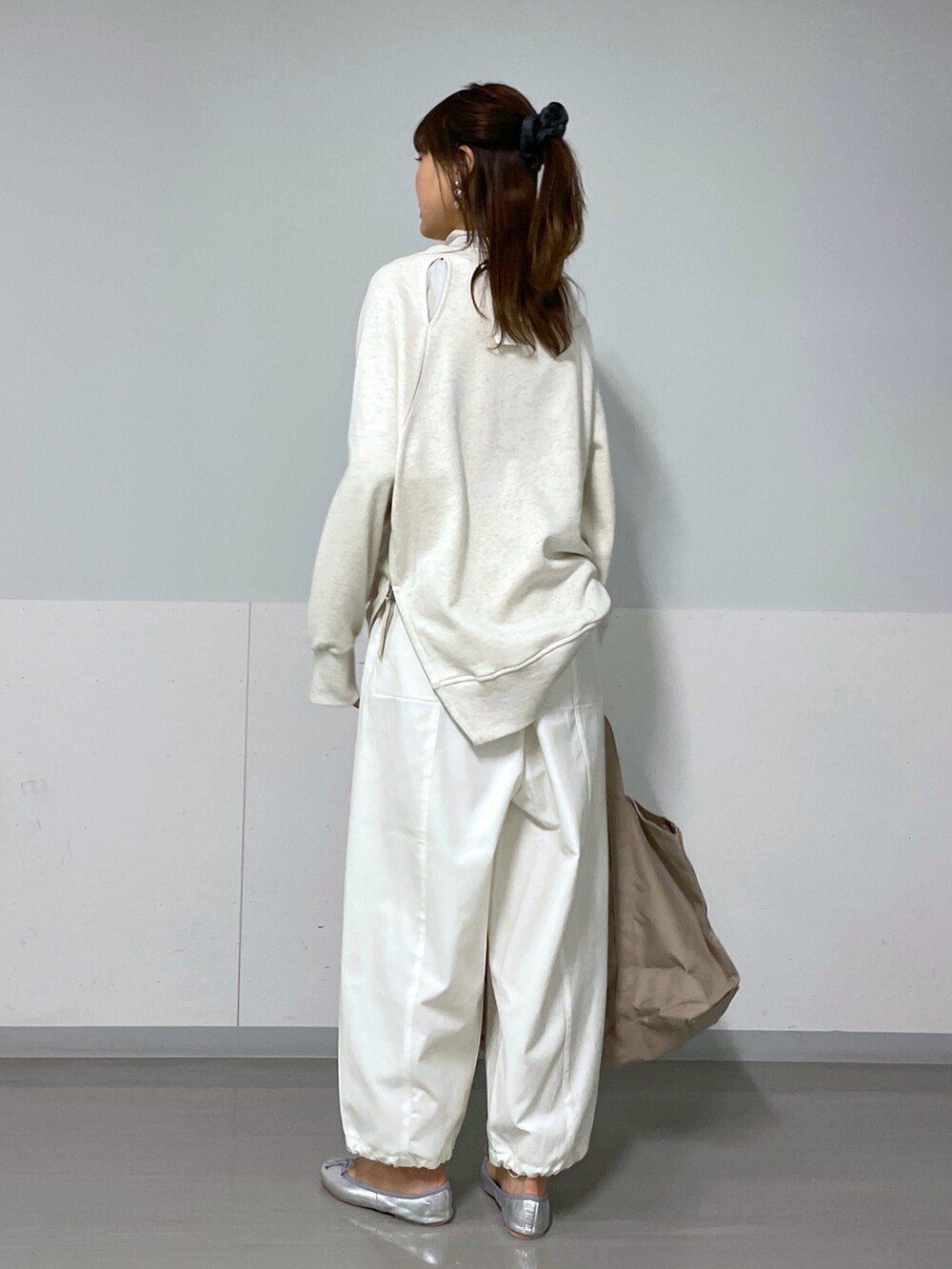 ホワイト系のスウェット、ホワイト系のカーゴパンツ、ホワイト系のTシャツ/カットソーを着用したレディースの秋コーディネートの2枚目の写真