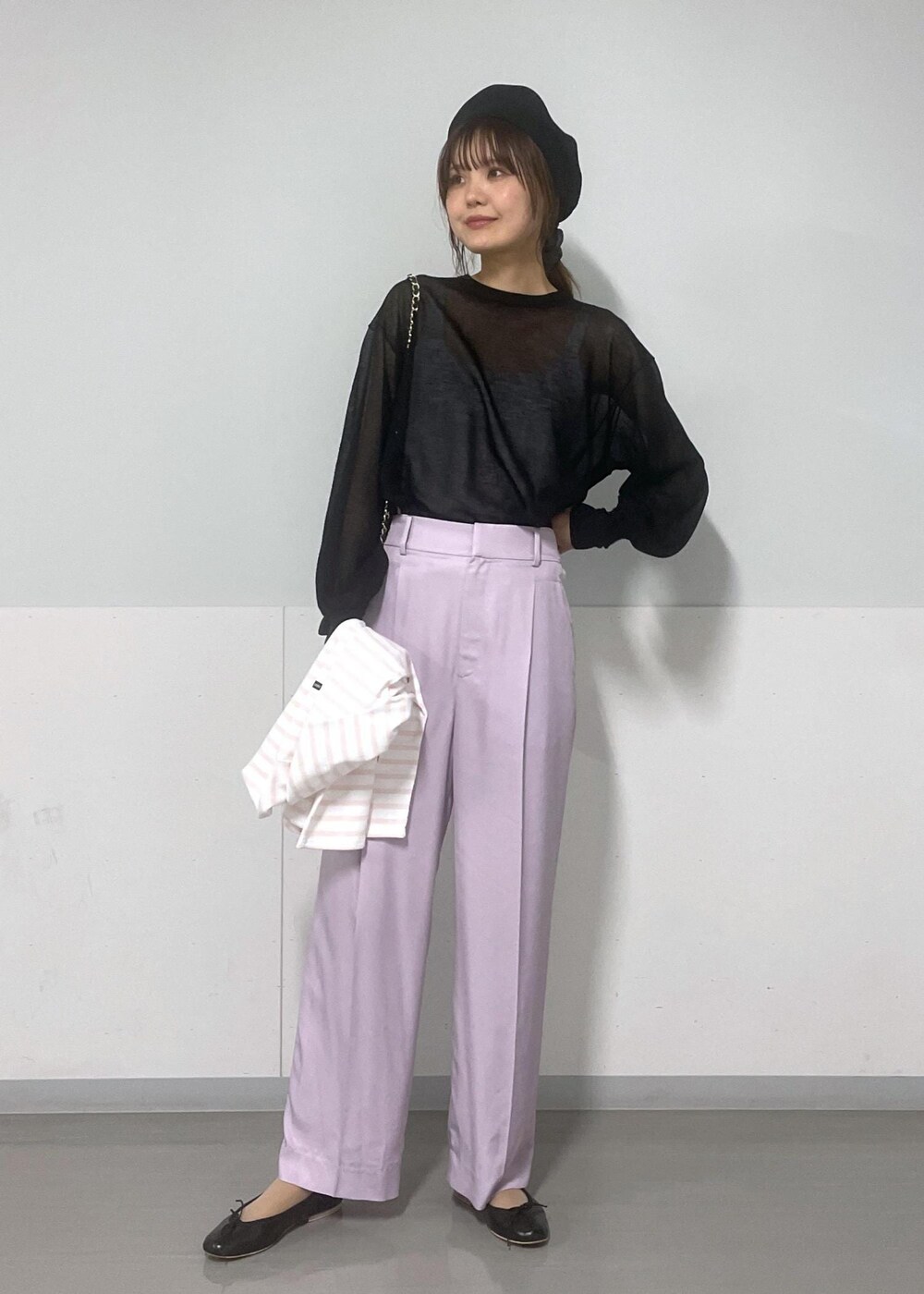 ブラック系のショルダーバッグ、パープル系のその他パンツ、ブラック系のTシャツ/カットソーを着用したレディースの夏コーディネートの7枚目の写真