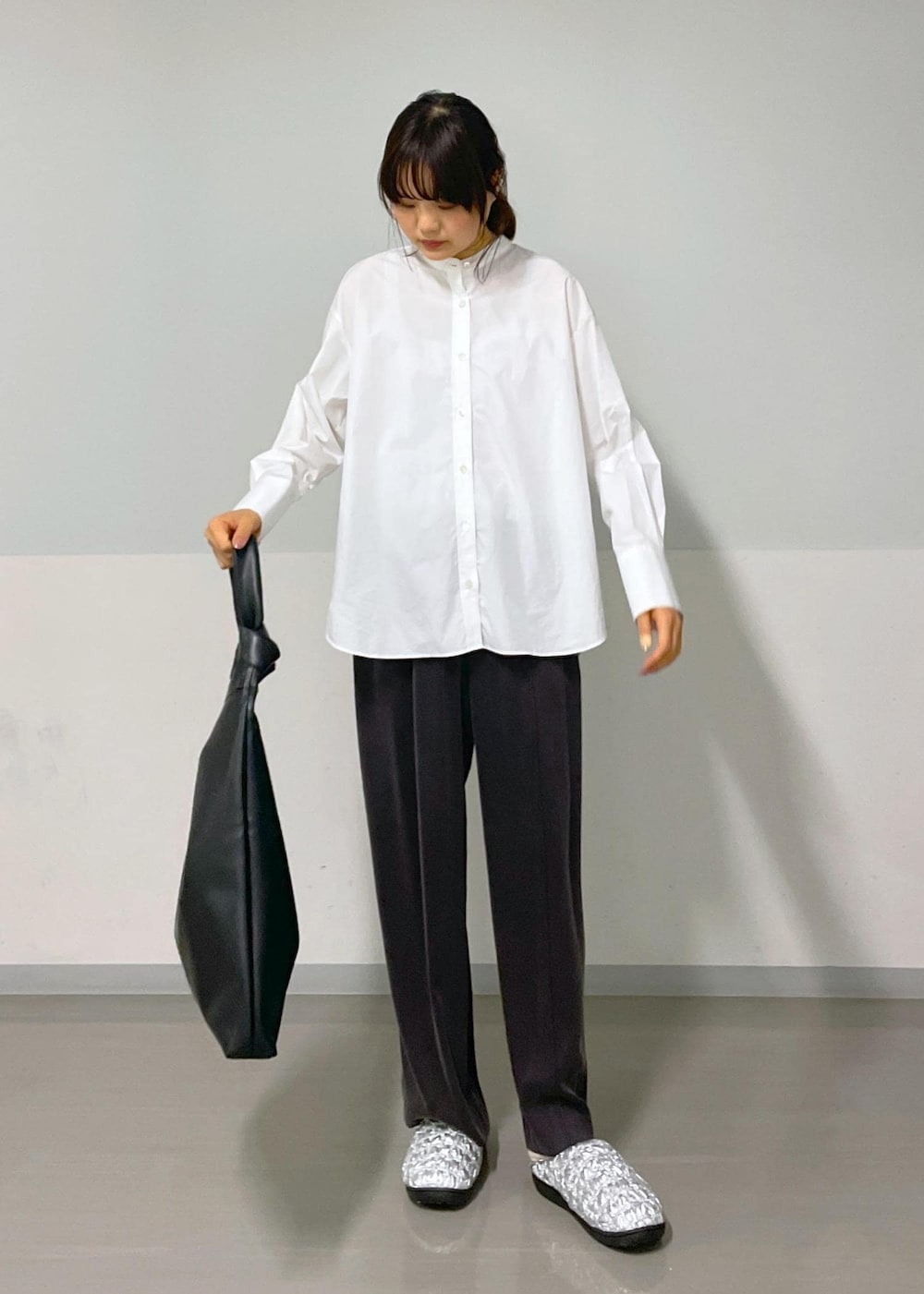 ホワイト系のシャツ/ブラウス、グレー系のその他パンツ、ブラック系のトートバッグを着用したレディースの秋コーディネートの3枚目の写真