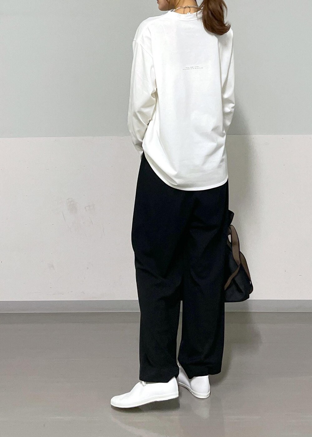 ホワイト系のカーディガン/ボレロ、ブラック系のスラックス、ブラック系のトートバッグを着用したレディースの夏コーディネートの4枚目の写真