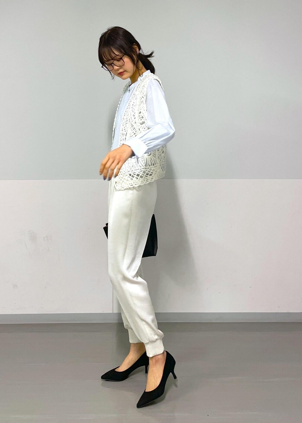 ホワイト系のその他パンツ、ブルー系のシャツ/ブラウス、ブラック系のハンドバッグを着用したレディースの冬コーディネートの2枚目の写真