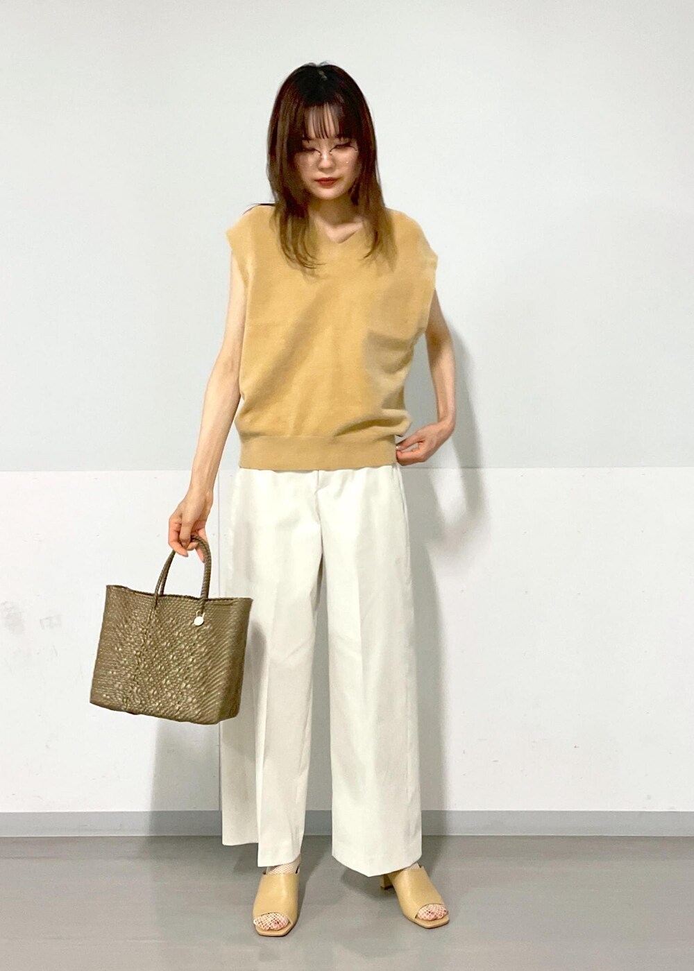 グレー系のタンクトップ、ホワイト系のその他パンツ、ホワイト系のサンダルを着用したレディースの夏コーディネートの4枚目の写真