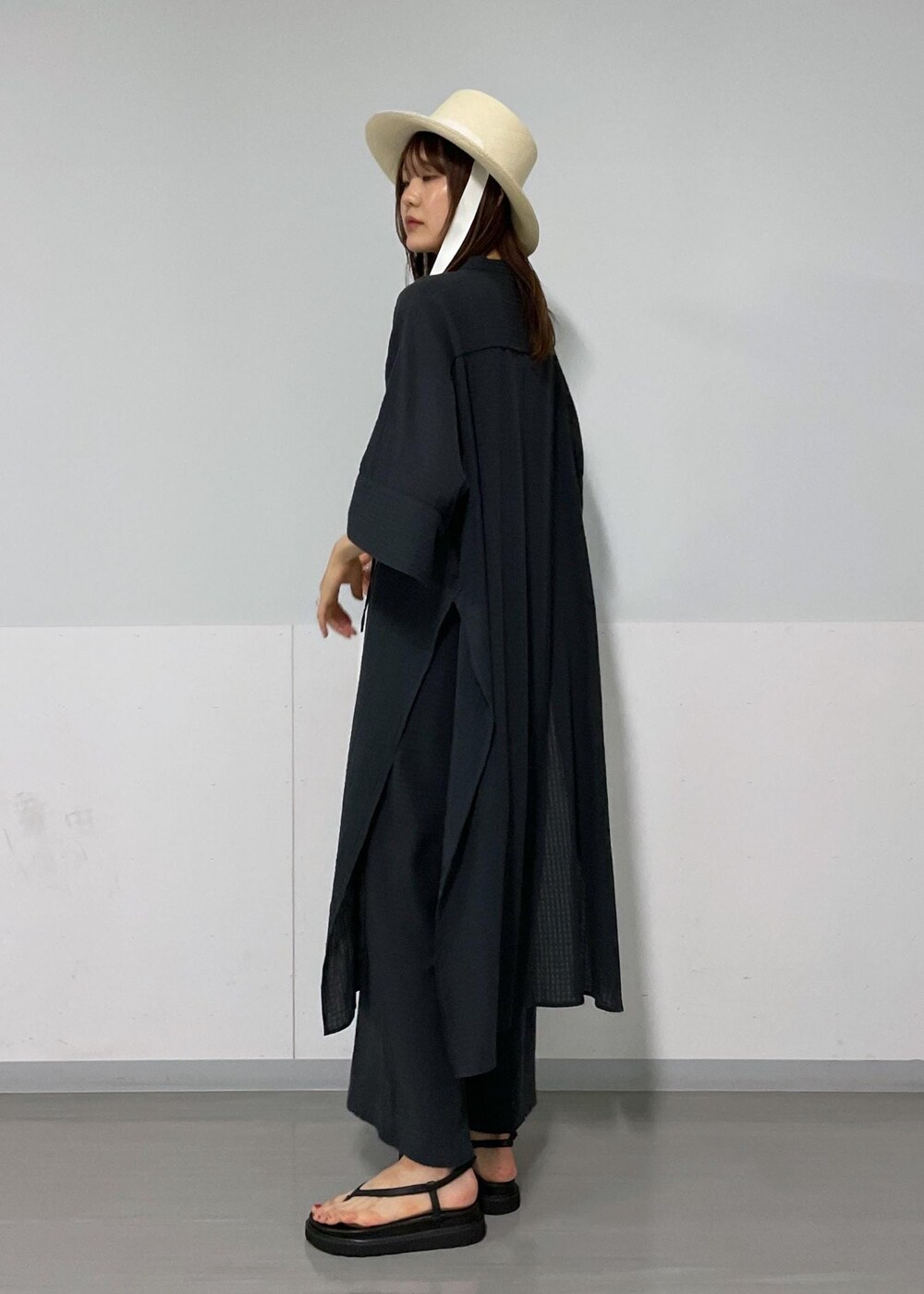 ブラック系のその他パンツ、ブラック系のシャツ/ブラウス、ブラック系のサンダルを着用したレディースの夏コーディネートの7枚目の写真