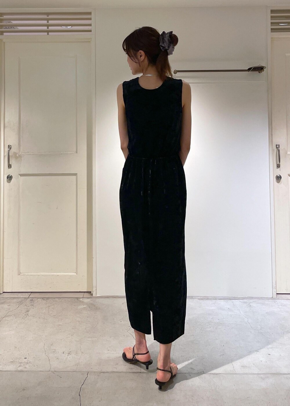 ブラック系のスカート、ブラック系のサンダル、ブラック系のタンクトップを着用したレディースの夏コーディネートの5枚目の写真