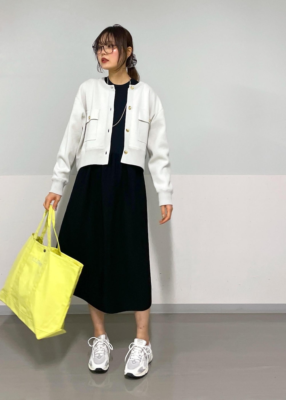ブラック系のワンピース、ホワイト系のスニーカーを着用したレディースの春コーディネートの3枚目の写真