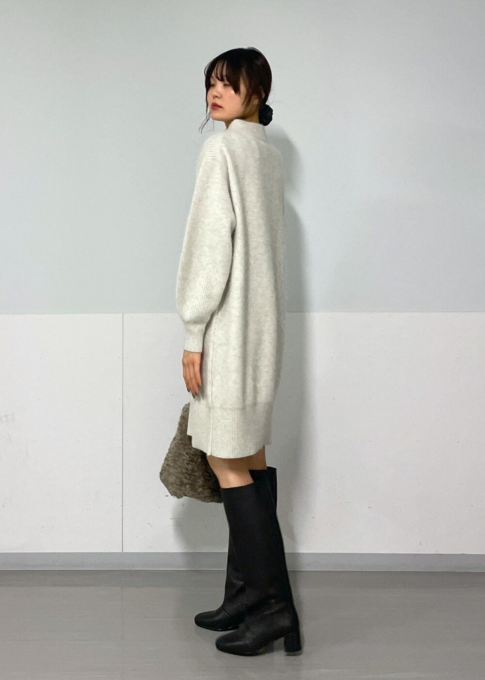 ホワイト系のワンピース、ブラック系のブーツ、ブラック系のTシャツ/カットソーを着用したレディースの秋コーディネートの4枚目の写真