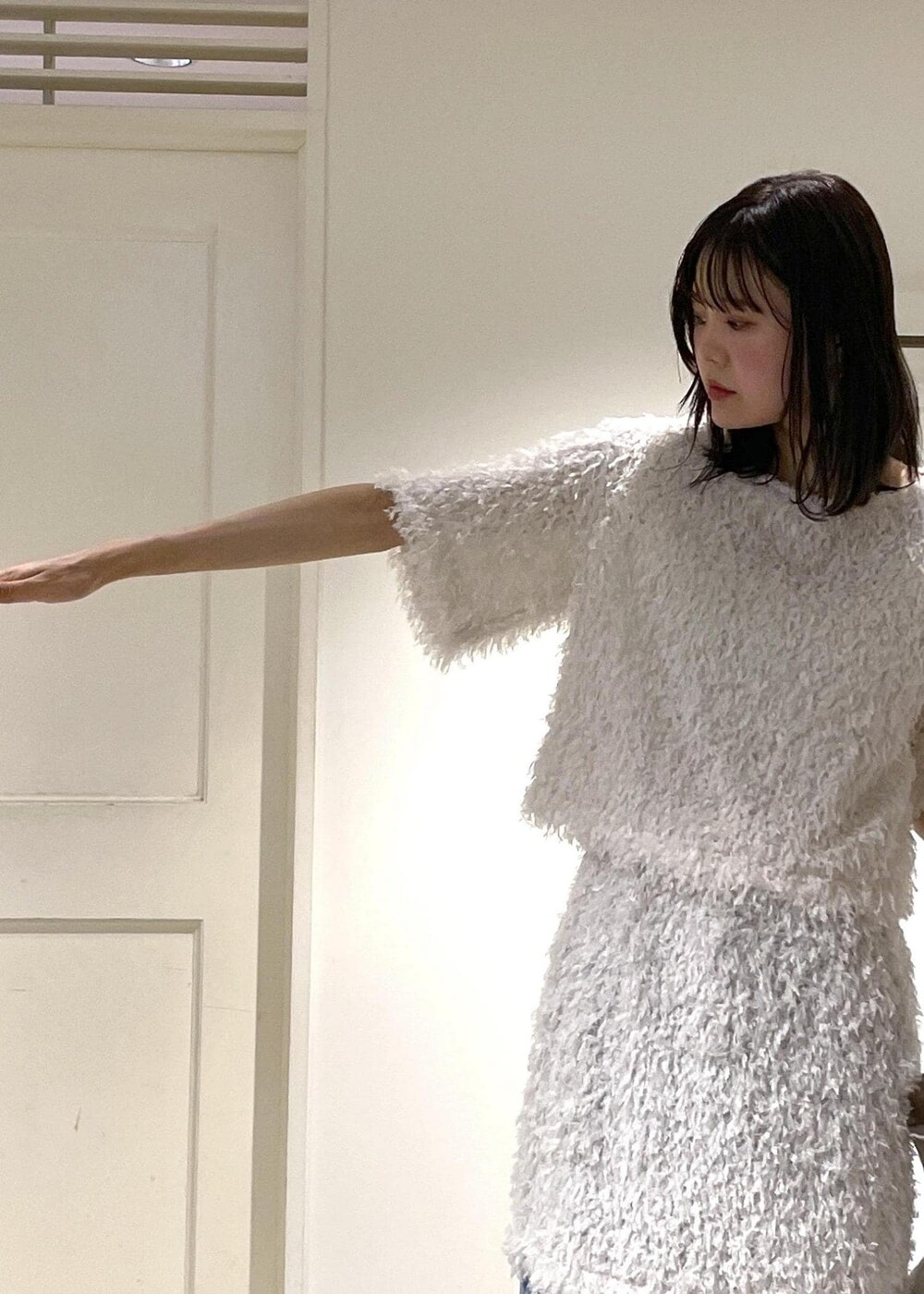 ブルー系のデニムパンツ、ホワイト系のスカート、ホワイト系のTシャツ/カットソーを着用したレディースの夏コーディネートの8枚目の写真