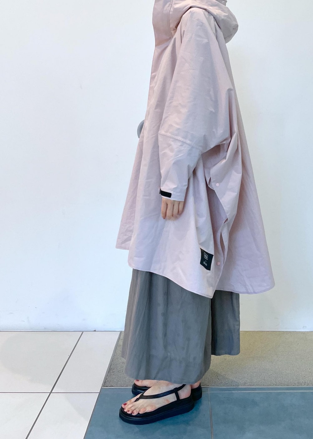 ブラック系のサンダル、グレー系のワンピース、ベージュ系のハットを着用したレディースの夏コーディネートの5枚目の写真