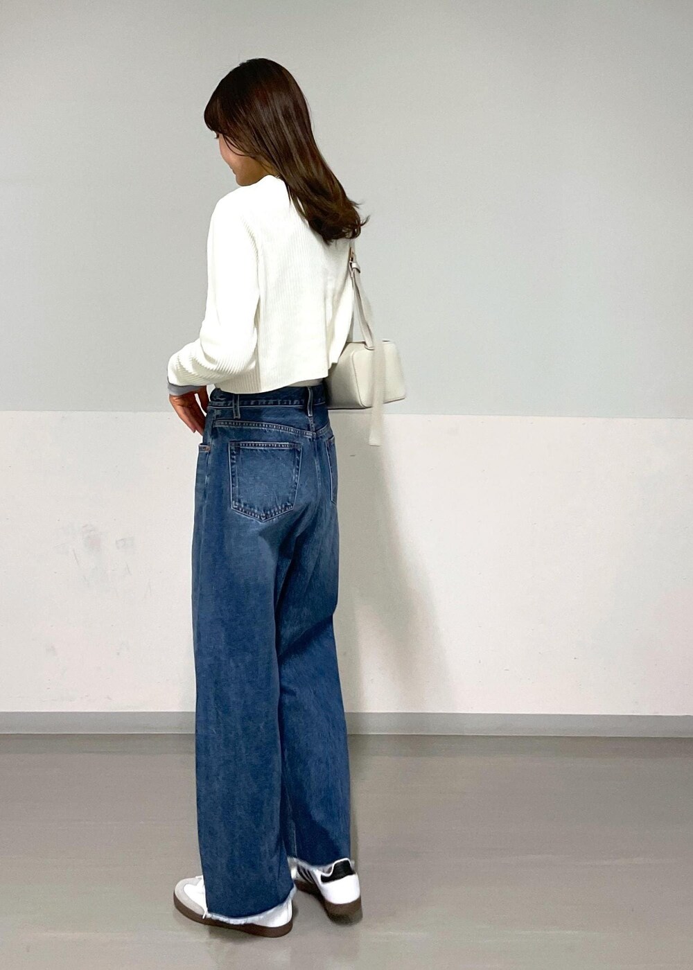 グレー系のショルダーバッグ、ホワイト系のカーディガン/ボレロ、グレー系のTシャツ/カットソーを着用したレディースの夏コーディネートの5枚目の写真