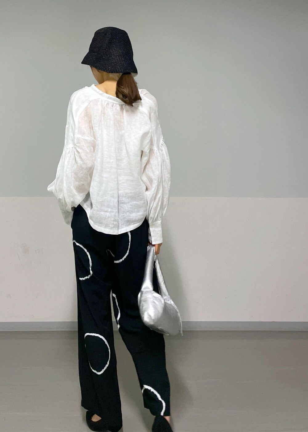 ホワイト系のシャツ/ブラウス、シルバー系のハンドバッグを着用したレディースの春コーディネートの3枚目の写真