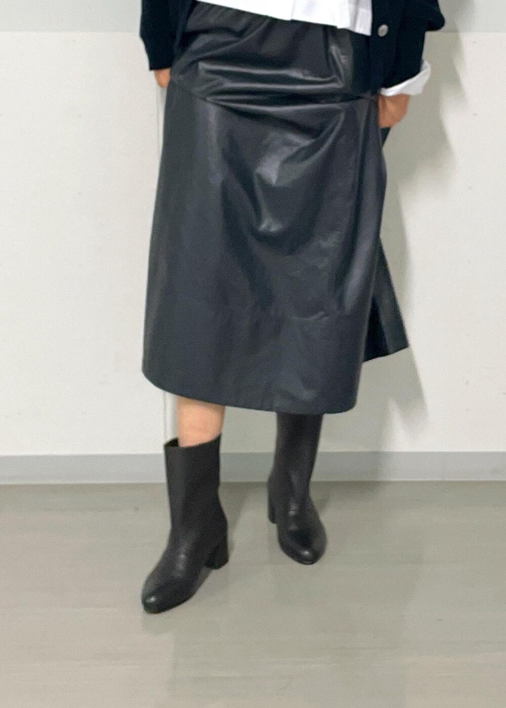 ブラック系のスカート、ブラック系のカーディガン/ボレロ、ホワイト系のシャツ/ブラウスを着用したレディースの秋コーディネートの10枚目の写真