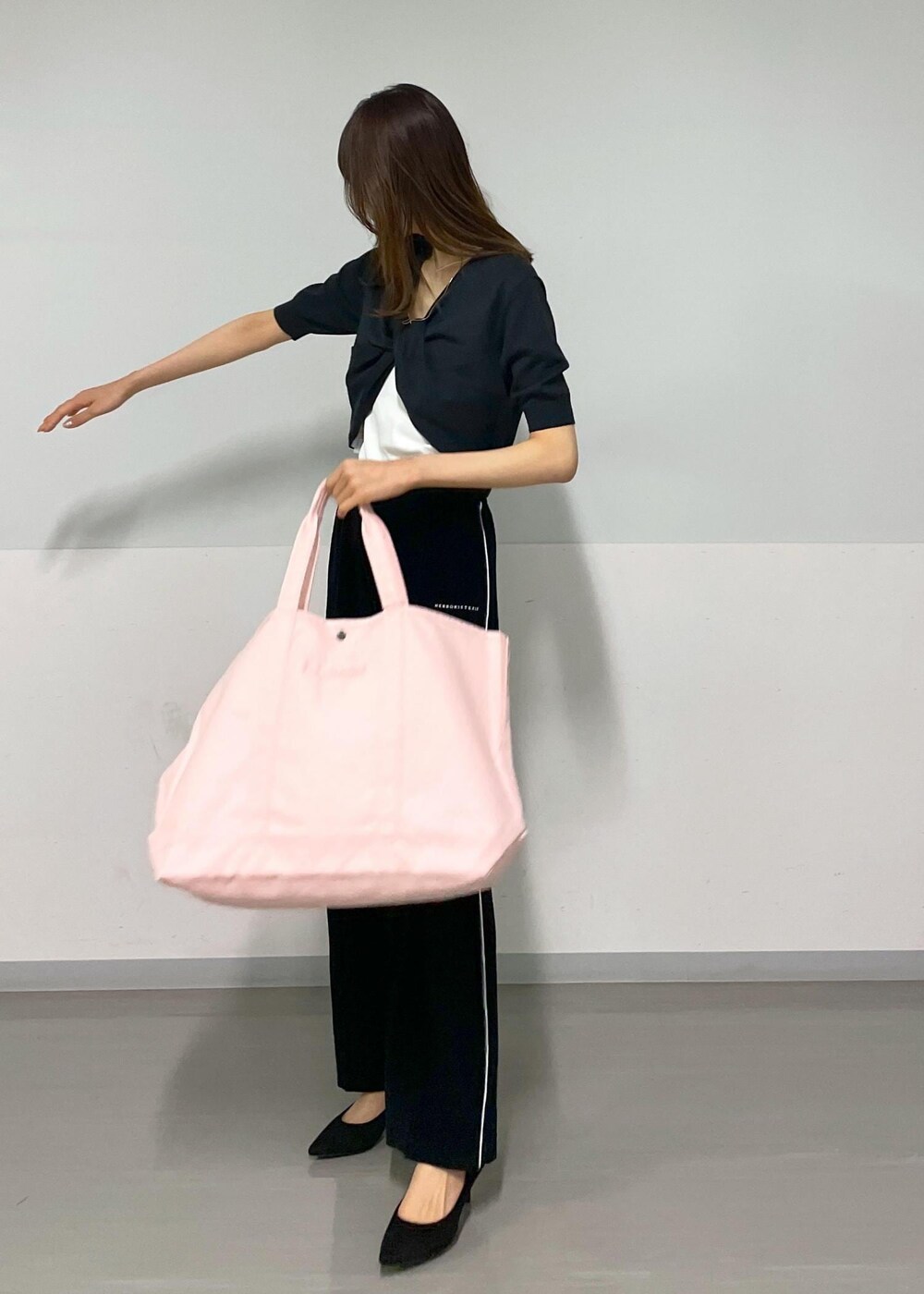 ブラック系のその他パンツ、ホワイト系のキャミソールを着用したレディースの春コーディネートの4枚目の写真