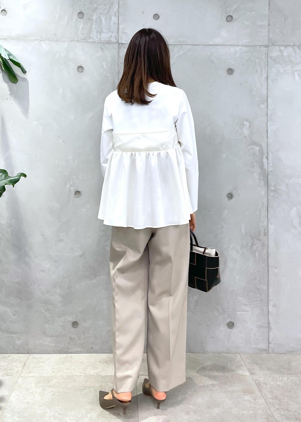 ベージュ系のその他パンツ、ブラック系のトートバッグ、ホワイト系のTシャツ/カットソーを着用したレディースの冬コーディネートの5枚目の写真