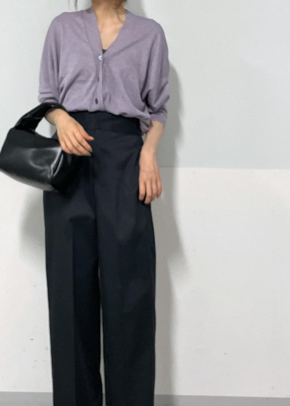 グリーン系のタンクトップ、ブラック系のその他パンツ、ブラック系のハンドバッグを着用したレディースの夏コーディネートの3枚目の写真