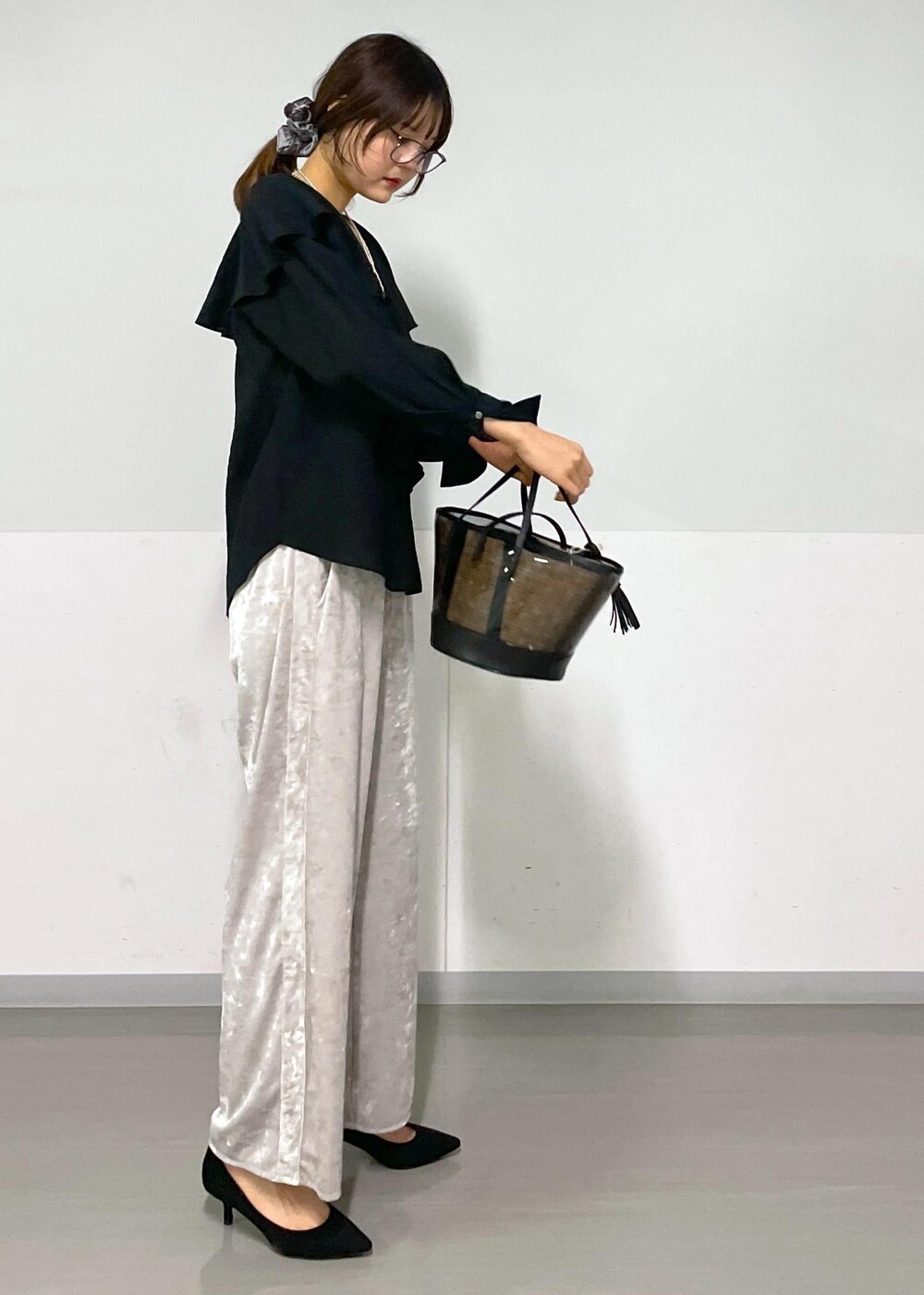 グレー系のタンクトップ、ブラック系のシャツ/ブラウス、ベージュ系のその他パンツを着用したレディースの春コーディネートの10枚目の写真