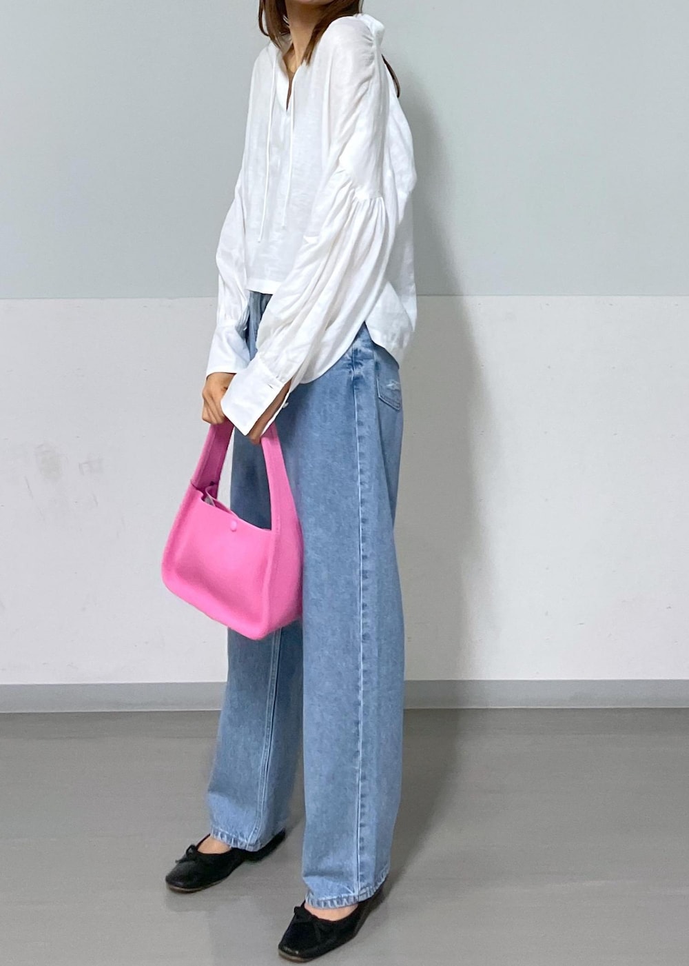 グレー系のタンクトップ、ピンク系のハンドバッグ、ホワイト系のシャツ/ブラウスを着用したレディースの夏コーディネートの5枚目の写真