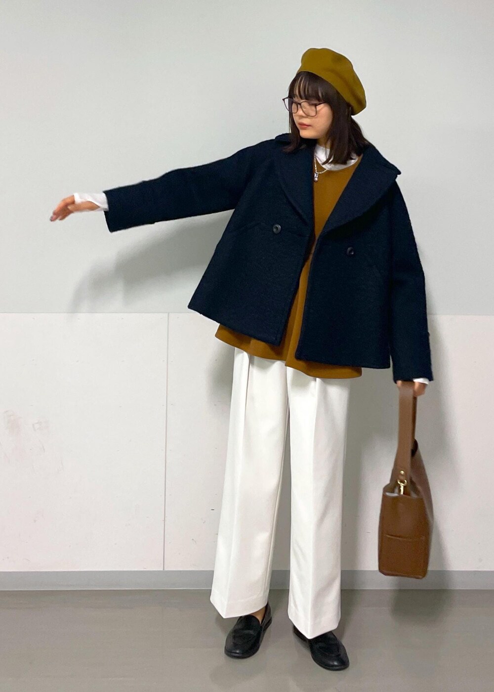 ブルー系のピーコート、ブラウン系のTシャツ/カットソー、ホワイト系のその他パンツを着用したレディースの秋コーディネートの8枚目の写真